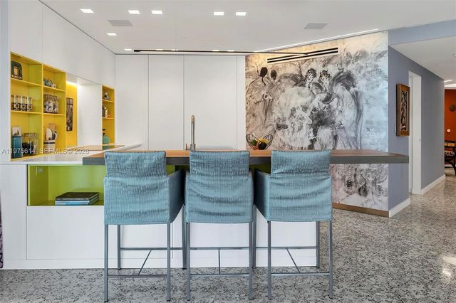 10 Venetian Way 904, Miami Beach, FL 33139