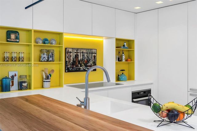 10 Venetian Way 904, Miami Beach, FL 33139