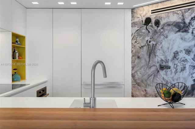 10 Venetian Way 904, Miami Beach, FL 33139