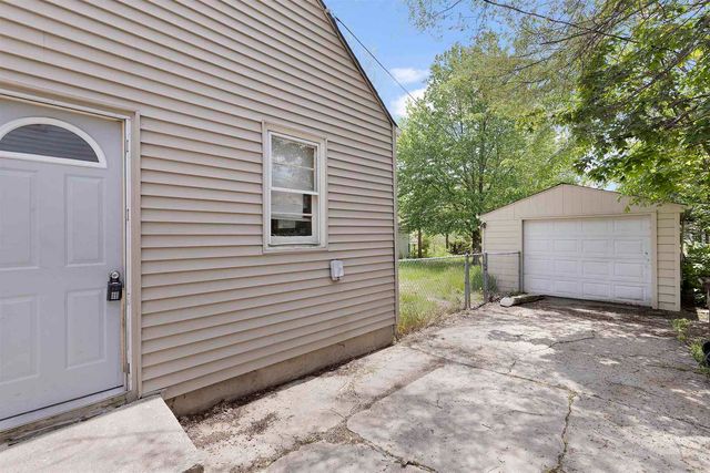 2412 MIDWAY Drive, Rockford, IL 61103