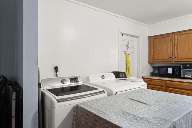 2825 E 37th Street, Des Moines, IA 50317