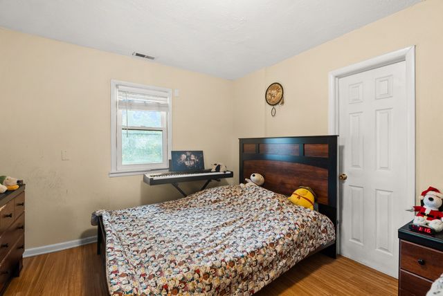 2825 E 37th Street, Des Moines, IA 50317