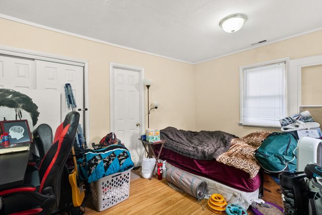 2825 E 37th Street, Des Moines, IA 50317