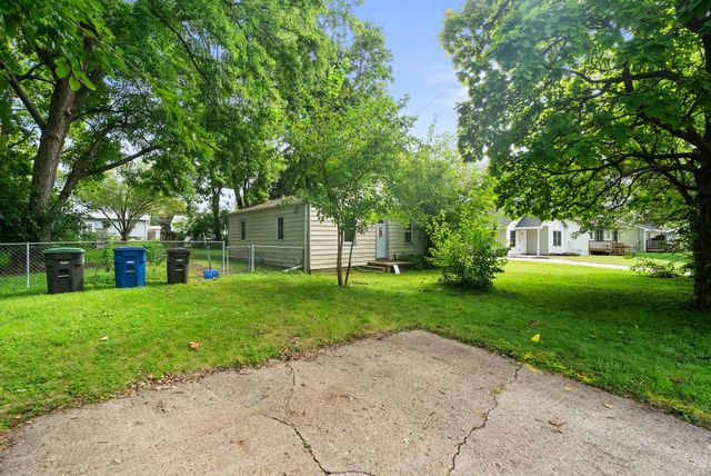 2825 E 37th Street, Des Moines, IA 50317