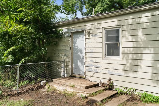 2825 E 37th Street, Des Moines, IA 50317