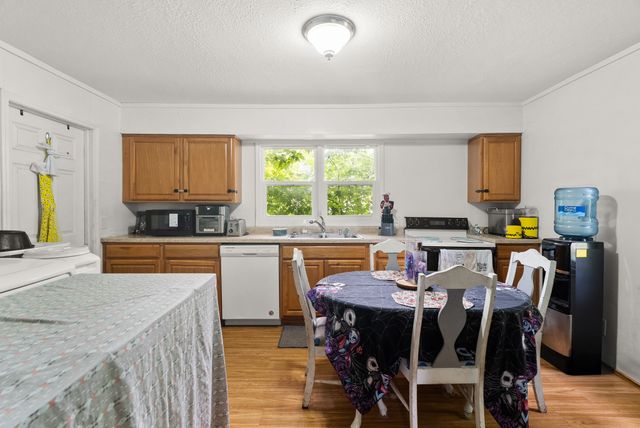 2825 E 37th Street, Des Moines, IA 50317