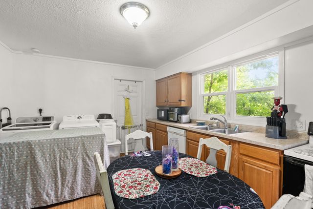 2825 E 37th Street, Des Moines, IA 50317