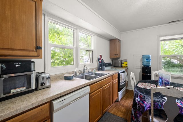 2825 E 37th Street, Des Moines, IA 50317
