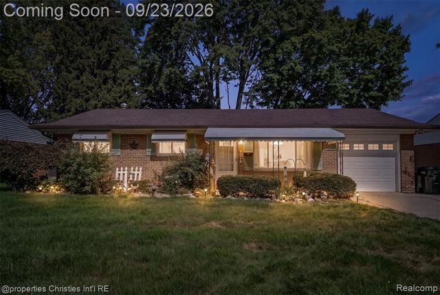 11283 Plumridge Boulevard, Sterling Heights, MI 48313