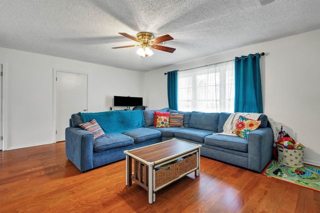 2949 Maydelle Lane, Farmers Branch, TX 75234