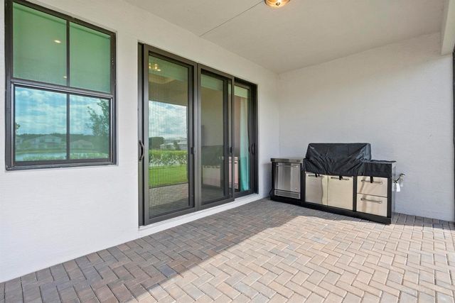 369 SE Fascino Circle, Port St. Lucie, FL 34984