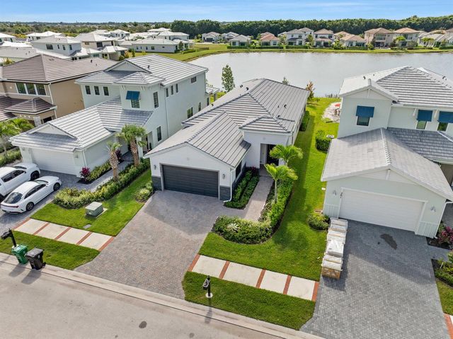 369 SE Fascino Circle, Port St. Lucie, FL 34984