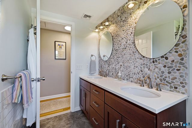 6 Jericho Drive, Old Lyme, CT 06371