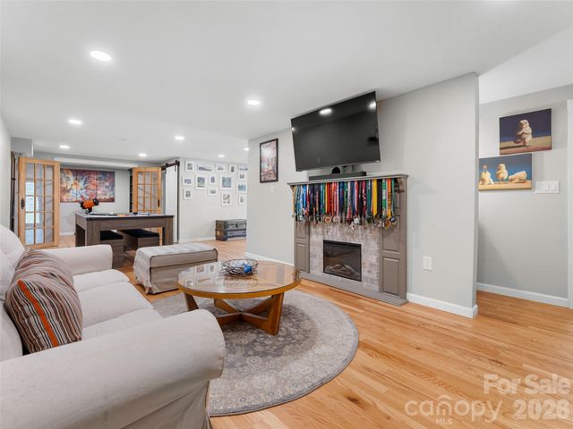 625 Lenox Place, Hendersonville, NC 28739