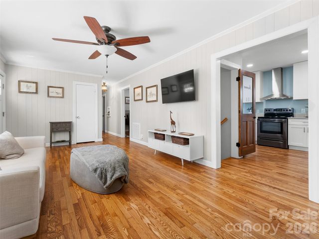 625 Lenox Place, Hendersonville, NC 28739