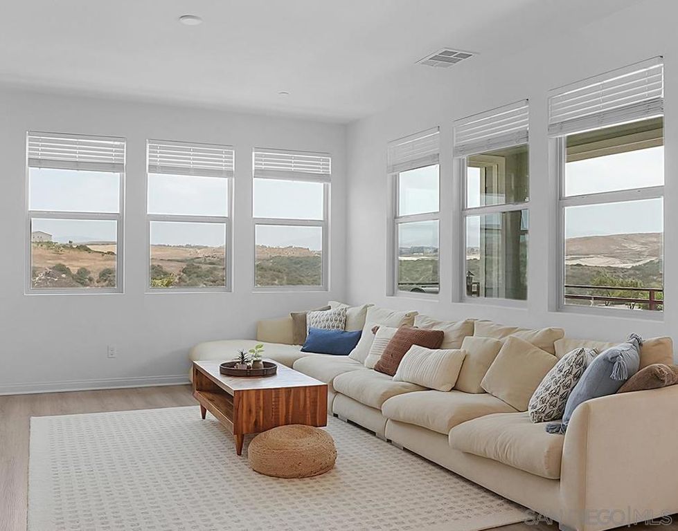Image 2 of property listing at 1277 Calle Pomelo 3, Chula Vista, CA 91913