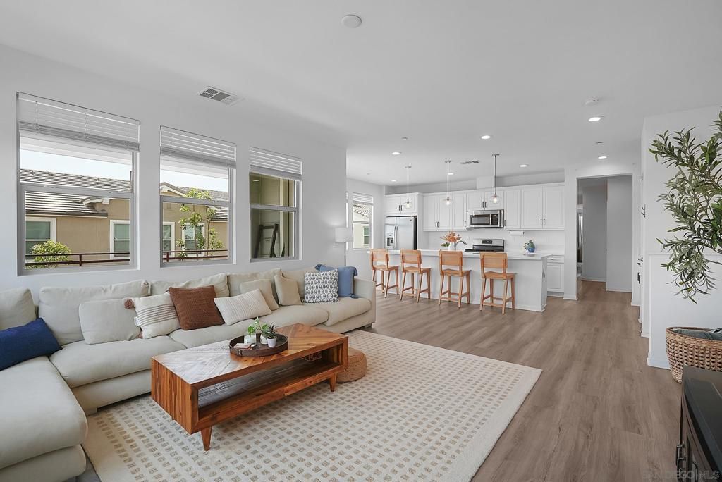 Image 4 of property listing at 1277 Calle Pomelo 3, Chula Vista, CA 91913