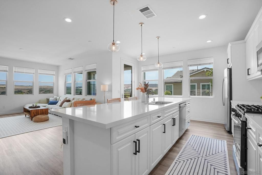 Image 5 of property listing at 1277 Calle Pomelo 3, Chula Vista, CA 91913