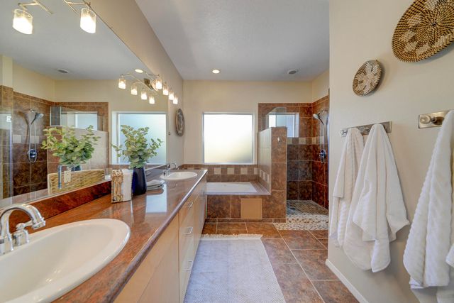 332 Valverde Drive SE, Albuquerque, NM 87108