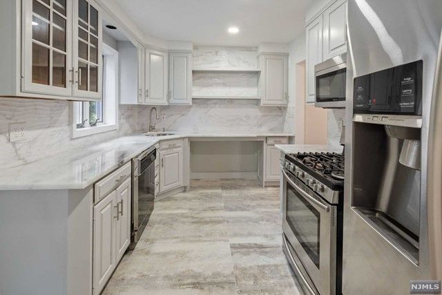 1095 Lambert Road, Teaneck, NJ 07666