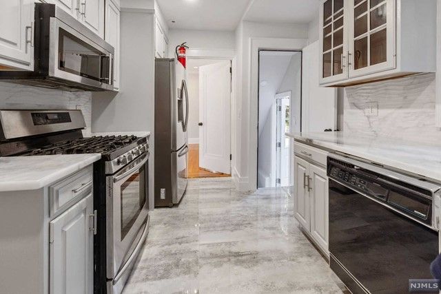 1095 Lambert Road, Teaneck, NJ 07666