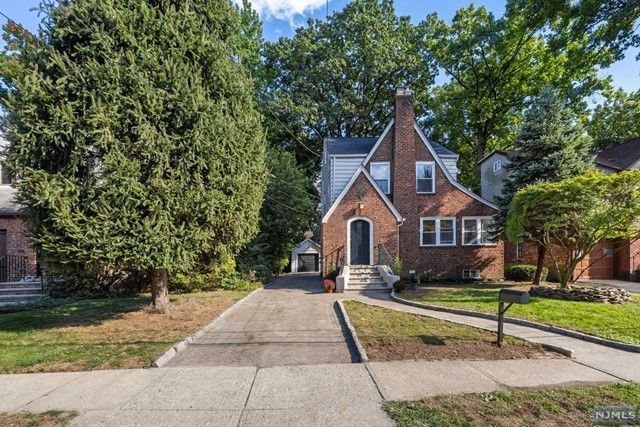 1095 Lambert Road, Teaneck, NJ 07666