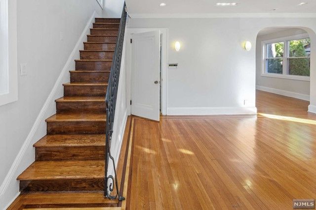 1095 Lambert Road, Teaneck, NJ 07666