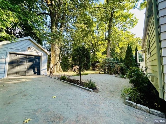 1095 Lambert Road, Teaneck, NJ 07666