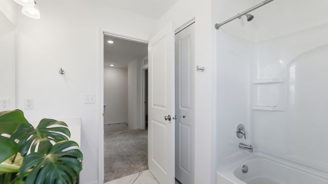 120 Kingsport Drive, South Elgin, IL 60177