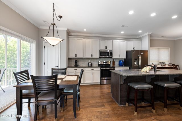 9328 Cross Meadows Cir, Louisville, KY 40291
