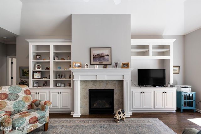9328 Cross Meadows Cir, Louisville, KY 40291