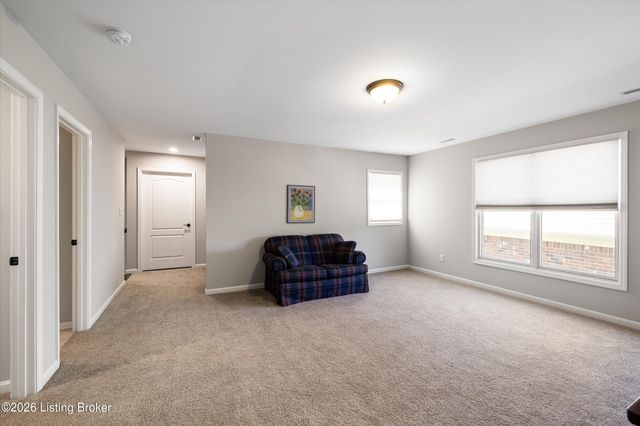 9328 Cross Meadows Cir, Louisville, KY 40291