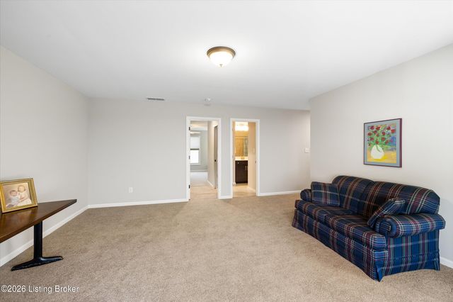 9328 Cross Meadows Cir, Louisville, KY 40291