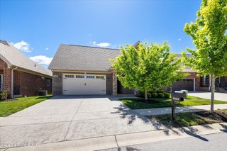 9328 Cross Meadows Cir, Louisville, KY 40291