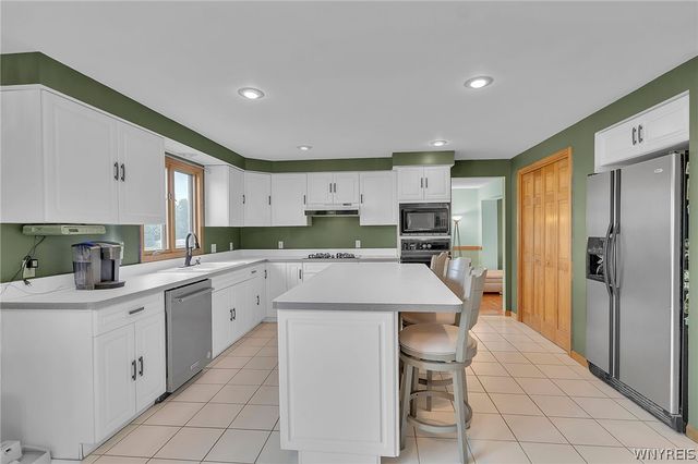 83 Meadowdale Lane, West Seneca, NY 14224