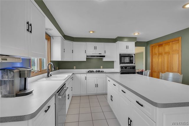 83 Meadowdale Lane, West Seneca, NY 14224