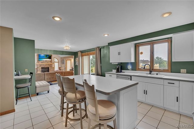83 Meadowdale Lane, West Seneca, NY 14224