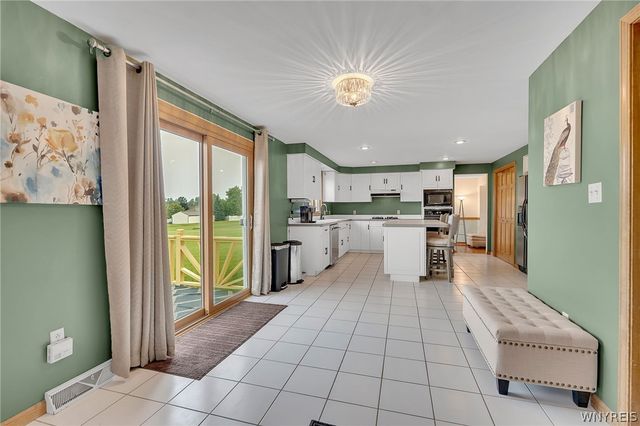 83 Meadowdale Lane, West Seneca, NY 14224