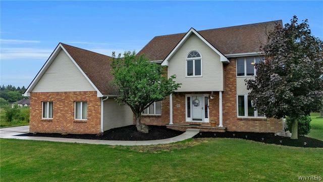 83 Meadowdale Lane, West Seneca, NY 14224