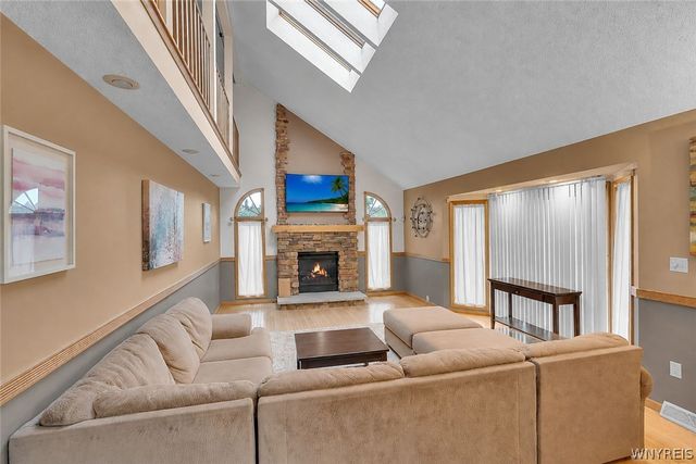 83 Meadowdale Lane, West Seneca, NY 14224