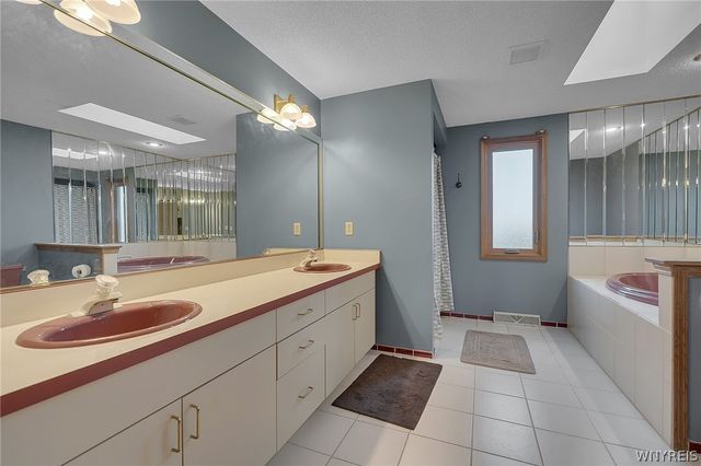 83 Meadowdale Lane, West Seneca, NY 14224