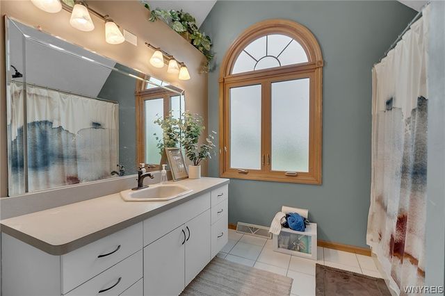 83 Meadowdale Lane, West Seneca, NY 14224