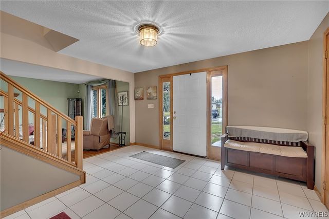83 Meadowdale Lane, West Seneca, NY 14224
