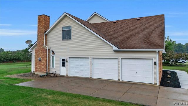 83 Meadowdale Lane, West Seneca, NY 14224