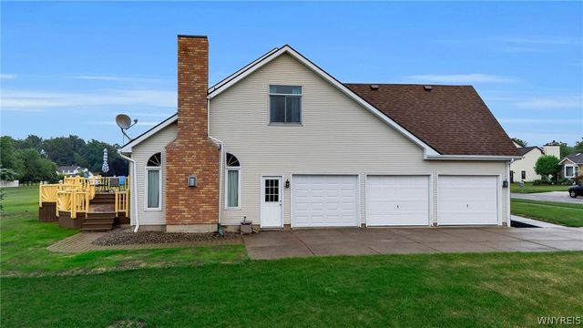 83 Meadowdale Lane, West Seneca, NY 14224