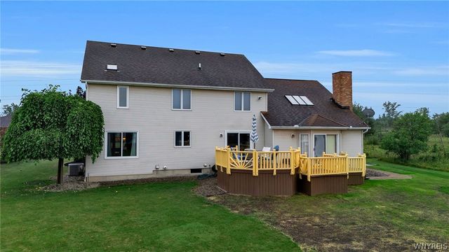 83 Meadowdale Lane, West Seneca, NY 14224