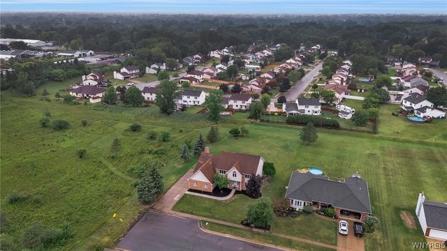 83 Meadowdale Lane, West Seneca, NY 14224