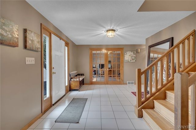 83 Meadowdale Lane, West Seneca, NY 14224