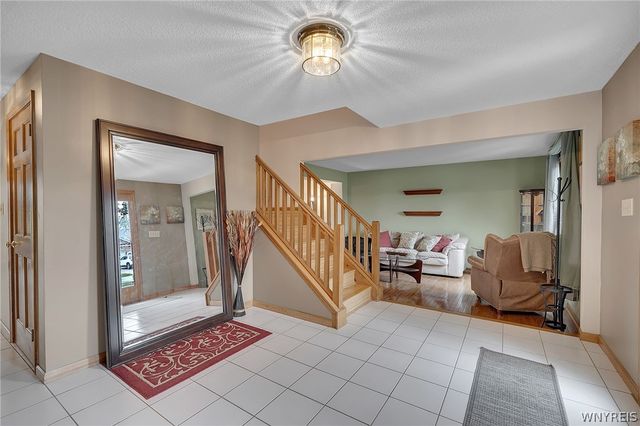 83 Meadowdale Lane, West Seneca, NY 14224