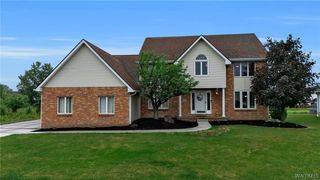 83 Meadowdale Lane, West Seneca, NY 14224